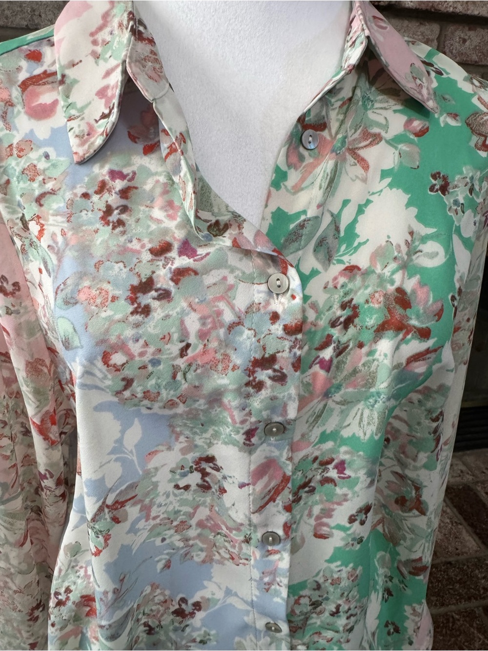 Rose & Olive NWT Floral Button-Up Blouse - Picture 3 of 6